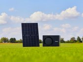 Photovolatikmodul und Wärmepumpe im Grünen