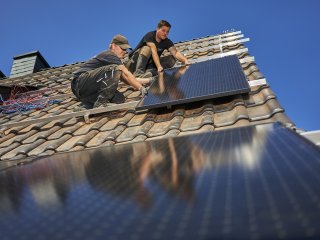 Photovoltaikinstallation auf Dach von avitea Industrieservice 